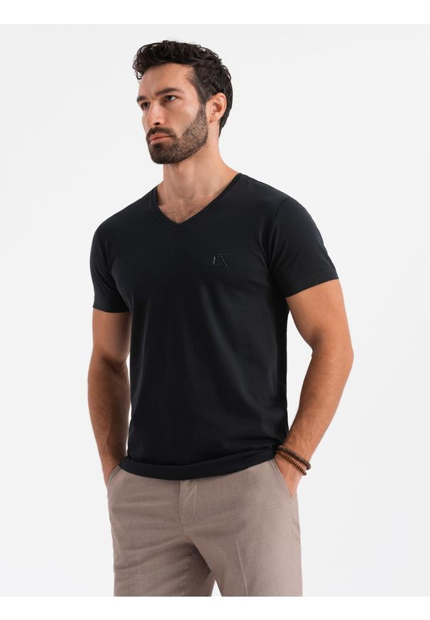 Ombre Clothing - T-shirt męski V-neck SLIM FIT z elastanem i printem – czarny V1 - Rozmiar: M. Okazja: na co dzień. Typ kołnierza: dekolt w serek. Kolor: czarny. Materiał: elastan. Wzór: nadruk. Styl: casual