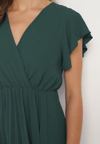 Born2be - Ciemnozielona Plisowana Sukienka z Kopertowym Dekoltem i Gumką w Talii Waretta. Typ kołnierza: dekolt kopertowy. Kolor: zielony. Typ sukienki: kopertowe. Styl: elegancki #6
