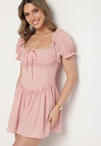 Born2be - Różowa Sukienka Vices w Rustykalnym Stylu z Gorsetowym Wiązaniem Tolaviela. Okazja: na spacer, na imprezę. Typ kołnierza: dekolt gorset. Kolor: różowy. Materiał: jeans. Wzór: aplikacja. Typ sukienki: gorsetowe. Styl: elegancki #1