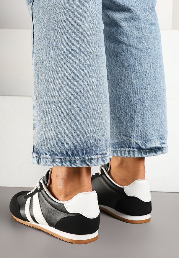 Renee - Czarne Sneakersy z Geometrycznymi Paskami Desmira. Okazja: na co dzień. Zapięcie: pasek. Kolor: czarny. Materiał: jeans. Wzór: geometria. Obcas: na płaskiej podeszwie