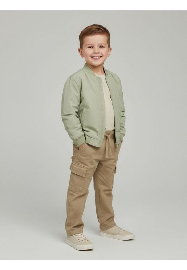 Sinsay - Spodnie straight leg z kieszeniami cargo - beżowy. Kolor: beżowy