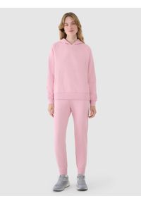 4f - 4F Spodnie dresowe joggery damskie - różowe M. Kolor: różowy. Materiał: dresówka. Wzór: gładki, ze splotem #1