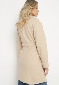 Born2be - Beżowy Płaszcz o Szlafrokowym Kroju z Marszczeniem w Talii i Wiązanym Paskiem Sartissa. Okazja: na co dzień. Kolor: beżowy. Materiał: jeans. Długość rękawa: długi rękaw. Długość: długie. Styl: klasyczny, casual, elegancki #3