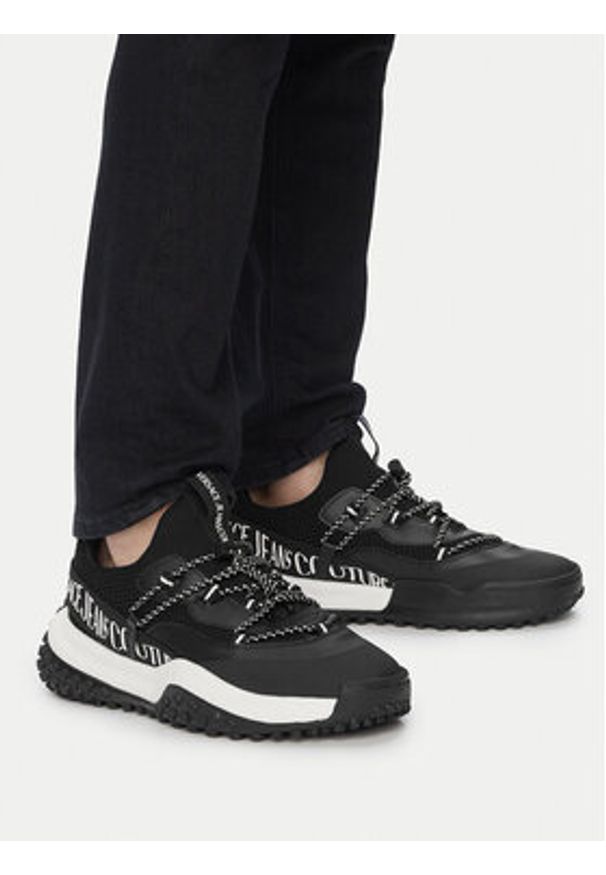 Versace Jeans Couture Sneakersy 79YA3SN2 ZSD01 Czarny. Kolor: czarny. Materiał: materiał