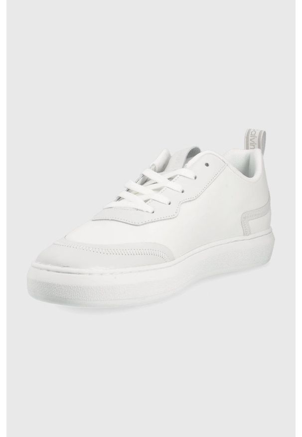 Calvin Klein Jeans sneakersy kolor biały. Nosek buta: okrągły. Zapięcie: sznurówki. Kolor: biały. Materiał: guma