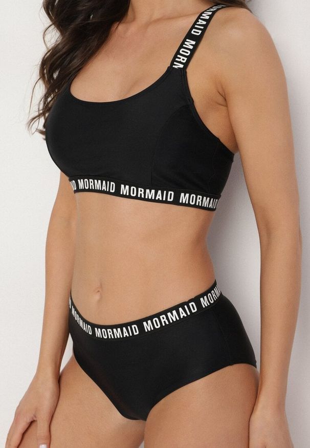Born2be - Czarne Bikini Sportowa Góra i Majtki Typu Figi z Napisami Nevianea. Kolor: czarny. Wzór: napisy