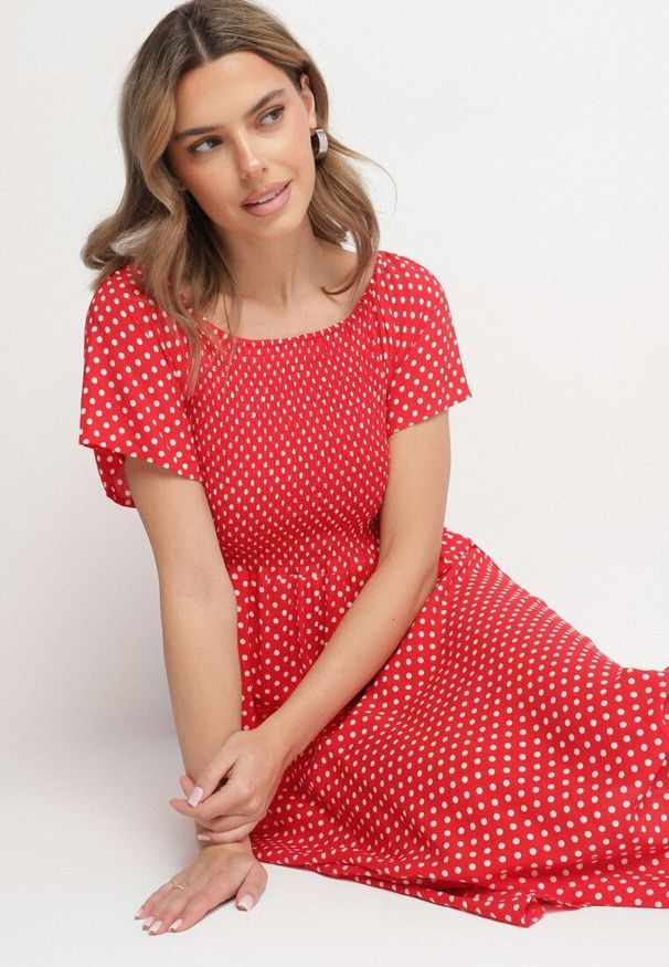 Born2be - Czerwona Sukienka z Bawełny o Rozkloszowanym Kroju w Kropeczki Lisadrisa. Okazja: na co dzień, na imprezę. Kolor: czerwony. Materiał: bawełna. Długość rękawa: krótki rękaw. Styl: elegancki, klasyczny, casual