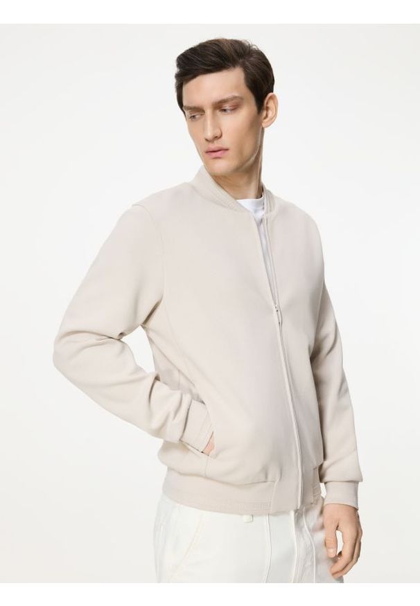 Reserved - Bluza bomberka - beżowy. Kolor: beżowy. Materiał: bawełna, dzianina