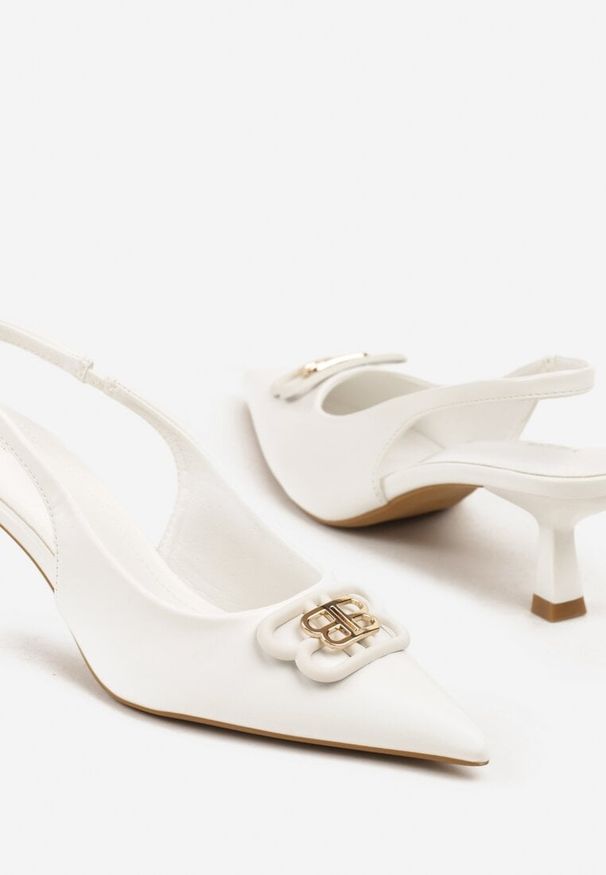 Renee - Białe Czółenka Sandały Vices na Kaczuszce Typu Slingback Ozdobione Metaliczną Aplikacją Lilarunea. Okazja: na co dzień. Kolor: biały. Materiał: jeans. Wzór: aplikacja. Sezon: lato. Obcas: na szpilce. Styl: elegancki, casual