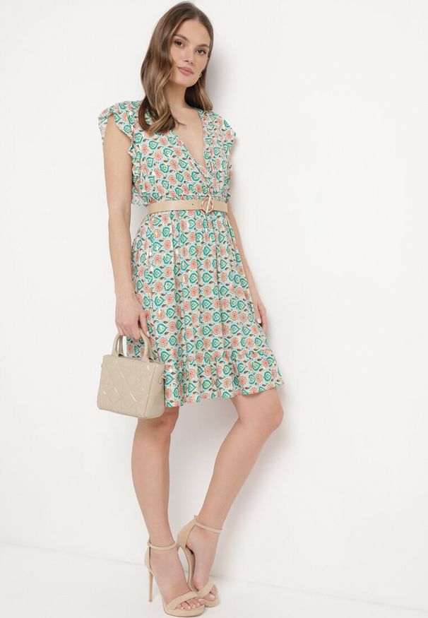 Born2be - Zielona Sukienka Mini z Wiskozy w Mozaikowy Wzór z Gumką w Pasie Lariaa. Okazja: na co dzień. Typ kołnierza: dekolt w serek, kołnierz z falbankami. Kolor: zielony. Materiał: wiskoza. Długość rękawa: na ramiączkach. Typ sukienki: rozkloszowane. Styl: casual, elegancki. Długość: mini