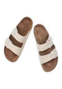 Klapki Damskie Rieker, cholewka skóra naturalna gładka dwa szerokie paski z metalowymi klamrami odkryte palce regulowane zapięcie. Kolor: szary. Materiał: skóra. Wzór: gładki, paski #3