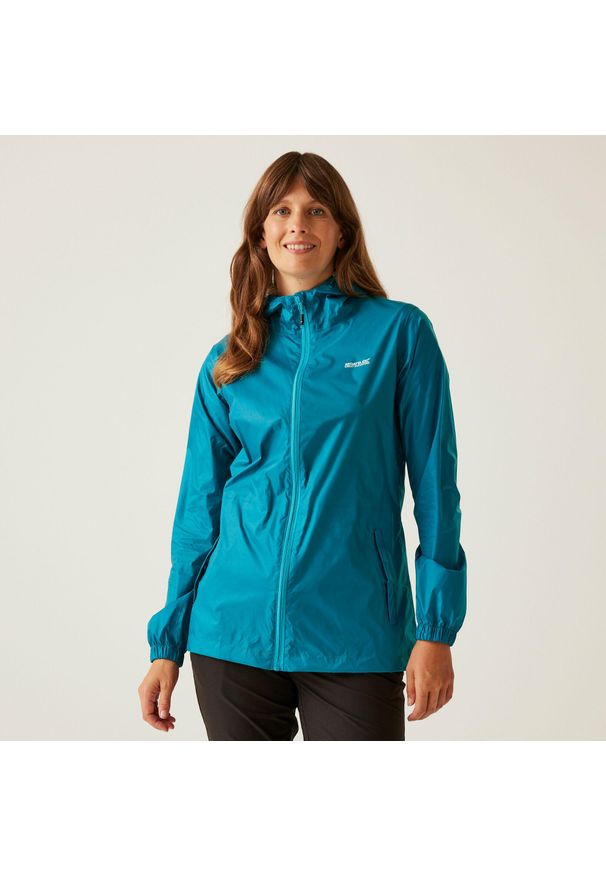 Regatta - Kurtka trekkingowa damska Pack It Jacket III kieszonkowa przeciwdeszczowa. Kolor: niebieski. Materiał: softshell. Sport: turystyka piesza