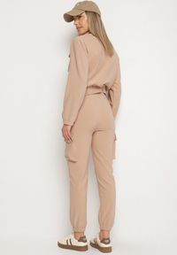 Born2be - Ciemnobeżowy Komplet Dresowy w Stylu Cargo Bluza na Suwak i Joggery Sitene. Kolor: beżowy. Materiał: dresówka. Sport: turystyka piesza