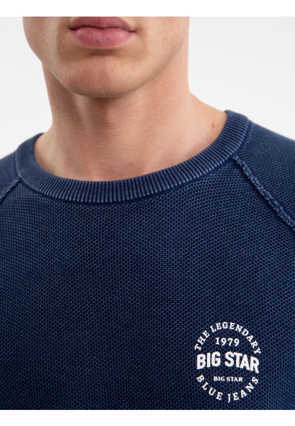 Big-Star - Sweter męski bawełniany granatowy Denis 403. Okazja: na co dzień. Kolor: niebieski. Materiał: bawełna. Wzór: nadruk. Styl: sportowy, klasyczny, retro, casual