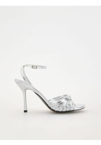 Reserved - Metaliczne sandały z paskami - srebrny. Zapięcie: pasek. Kolor: srebrny. Materiał: skóra