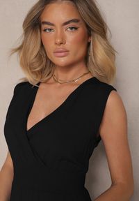Renee - Czarna Kopertowa Sukienka z Wiskozy Zdobiona Falbanką Ularisela. Okazja: na co dzień. Kolor: czarny. Materiał: wiskoza. Długość rękawa: bez rękawów. Wzór: aplikacja. Typ sukienki: kopertowe. Styl: klasyczny, casual, elegancki
