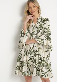 Born2be - Zielona Sukienka z Wiskozy o Rozkloszowanym Kroju z Falbanami w Roślinny Wzór Ridiara. Okazja: na co dzień, na imprezę. Typ kołnierza: dekolt w serek. Kolor: zielony. Materiał: wiskoza. Typ sukienki: rozkloszowane. Styl: klasyczny, casual, elegancki #1