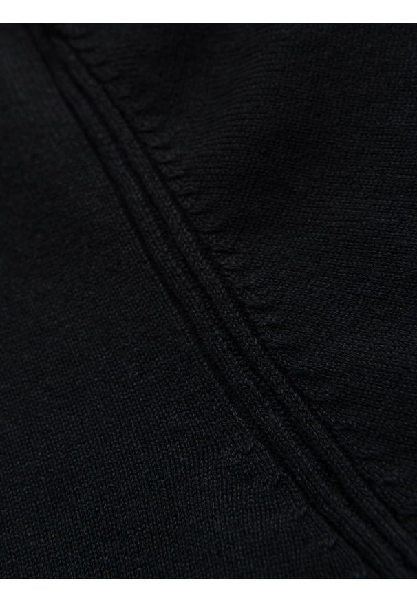 Ombre Clothing - Męski sweter z wiskozą i rozpinanym dekoltem – czarny V2. Typ kołnierza: kołnierzyk stójkowy. Kolor: czarny. Materiał: wiskoza. Wzór: gładki, aplikacja, ze splotem. Styl: elegancki