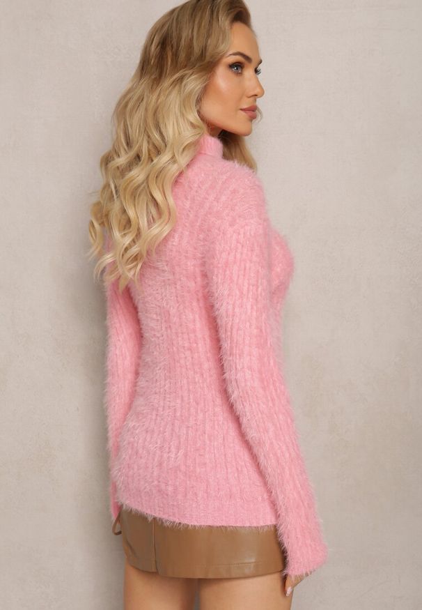 Renee - Jasnoróżowy Golf z Puchatego Materiału z Wełną i Długim Rękawem Geolla. Typ kołnierza: golf. Kolor: różowy. Materiał: wełna, materiał. Długość rękawa: długi rękaw. Długość: długie. Wzór: jednolity. Sezon: zima, jesień