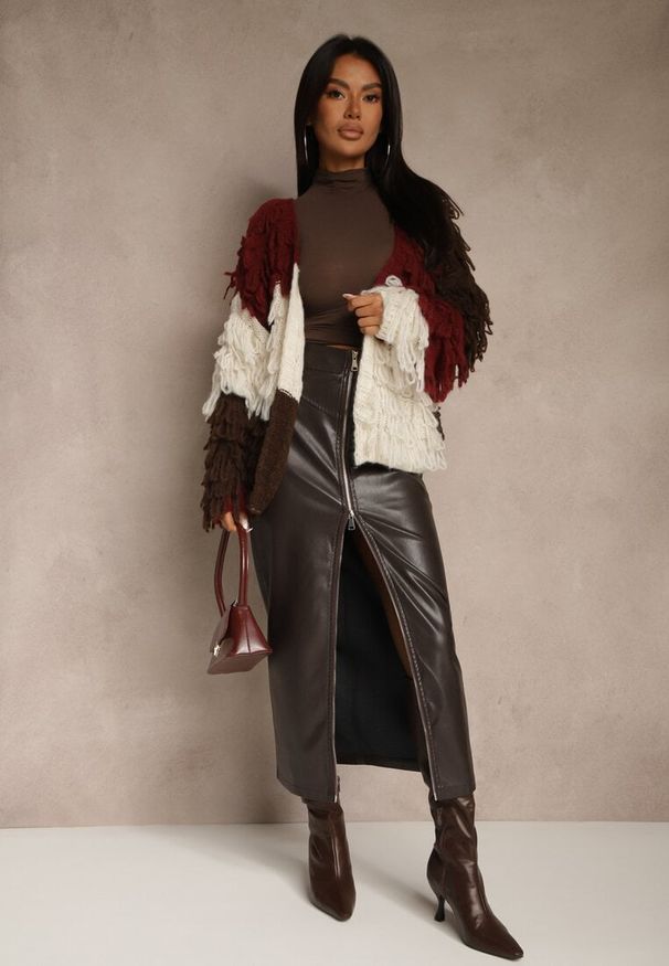 Renee - Bordowy Kardigan Bez Zapięć z Domieszką Wełny Zdobiony Imitacją Piór Lanitia. Okazja: na co dzień. Kolor: czerwony. Materiał: wełna. Wzór: aplikacja. Styl: casual