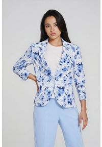 MOODO - Marynarka w kwiaty błękitna. Kolor: niebieski. Materiał: elastan, wiskoza, poliamid. Wzór: kwiaty #1