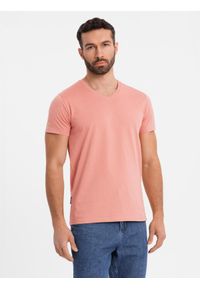 Ombre Clothing - Klasyczna męska bawełniana koszulka z dekoltem w serek BASIC – różowa V7. Typ kołnierza: dekolt w serek. Kolor: różowy. Materiał: bawełna. Styl: klasyczny