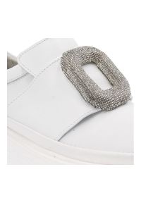 Białe Sneakersy Artiker Modne Wsuwane Obuwie Damskie. Okazja: na co dzień. Zapięcie: bez zapięcia. Kolor: biały. Materiał: guma, skóra. Wzór: aplikacja #6