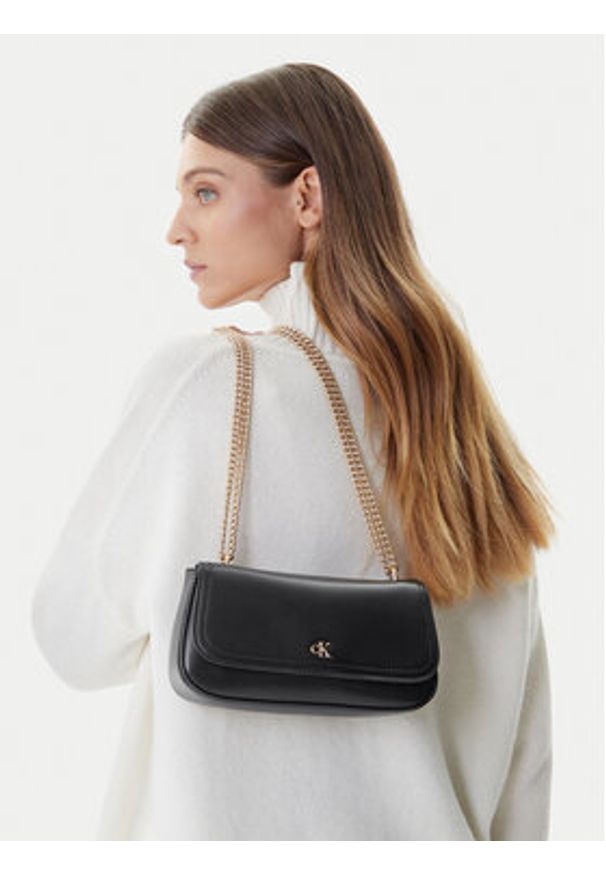 Calvin Klein Torebka Ck Convertible Chain Small Bag LV04F3172G Czarny. Kolor: czarny. Materiał: skórzane