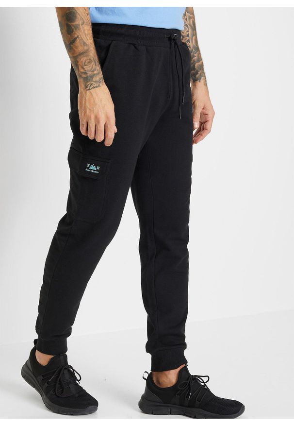 bonprix - Spodnie sportowe z kieszeniami cargo, regular fit. Kolor: czarny. Styl: sportowy