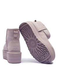 Ugg - Buty zimowe damskie UGG W CLASSIC MINI PLATFORM. Kolor: fioletowy. Materiał: skóra, wełna, zamsz, poliester, lyocell. Szerokość cholewki: normalna. Wzór: aplikacja. Sezon: zima. Obcas: na platformie