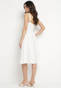 Born2be - Biała Sukienka z Wiskozą ze Wzorem Pasków Dolereia. Okazja: na co dzień. Kolor: biały. Materiał: wiskoza. Długość rękawa: na ramiączkach. Styl: casual, klasyczny. Długość: midi #5