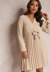 Renee - Beżowa Sukienka Plisowana z Materiałowym Paskiem Jaresa. Okazja: na randkę, na imprezę. Kolor: beżowy. Materiał: materiał. Styl: elegancki