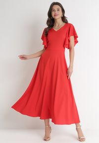 Born2be - Czerwona Rozkloszowana Sukienka Zdobiona Falbanami Emilienne. Okazja: na spacer, na randkę. Kolor: czerwony. Materiał: jeans, tkanina. Wzór: gładki, jednolity, aplikacja. Typ sukienki: rozkloszowane. Styl: klasyczny, elegancki, wizytowy. Długość: maxi