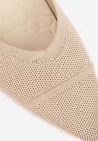 Renee - Ciemnobeżowe Czółenka VICES na Niskim Obcasie z Elastycznej Dzianiny z Amortyzującą Wkładką Zaehira. Nosek buta: szpiczasty. Kolor: beżowy. Materiał: dzianina. Szerokość cholewki: normalna. Obcas: na obcasie. Wysokość obcasa: niski #5