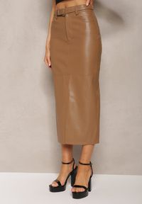 Renee - Jasnobrązowa Midi Spódnica Ołówkowa z Ekoskóry z Klamrą na Pasku Agotte. Kolor: brązowy. Styl: elegancki