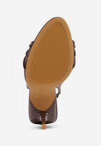 Born2be - Brązowe Sandały VICES na Szpilce Ozdobione Marszczeniem i Aplikacją Elinaris. Okazja: na co dzień, do pracy. Kolor: brązowy. Wzór: aplikacja. Obcas: na szpilce. Styl: wizytowy, casual, elegancki #4