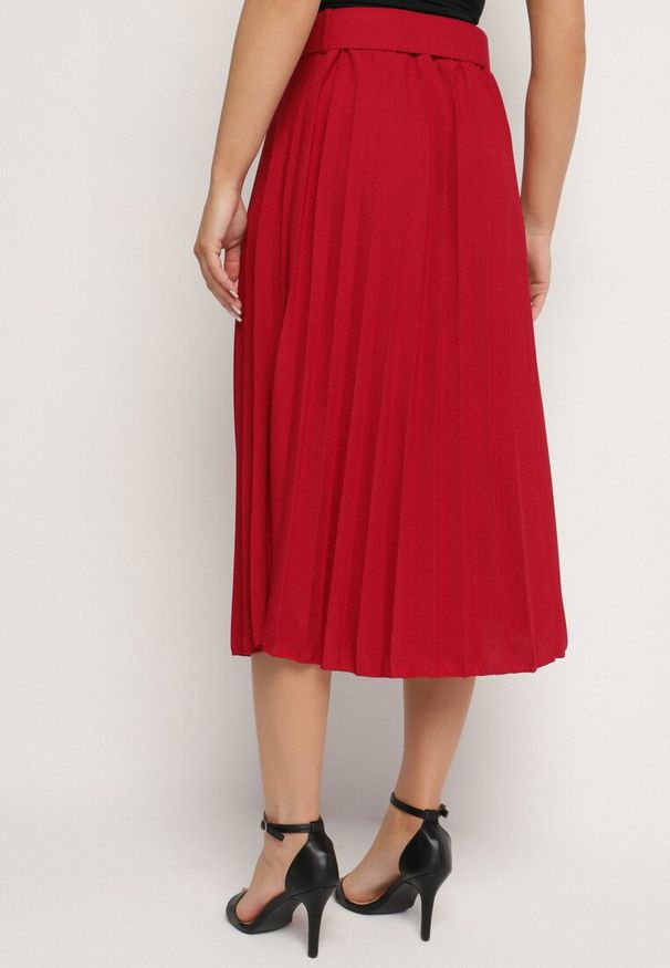 Born2be - Czerwona Plisowana Spódnica Ozdobiona Paskiem z Okrągła Klamrą Sanelle. Okazja: na co dzień. Kolor: czerwony. Wzór: aplikacja. Styl: elegancki, casual