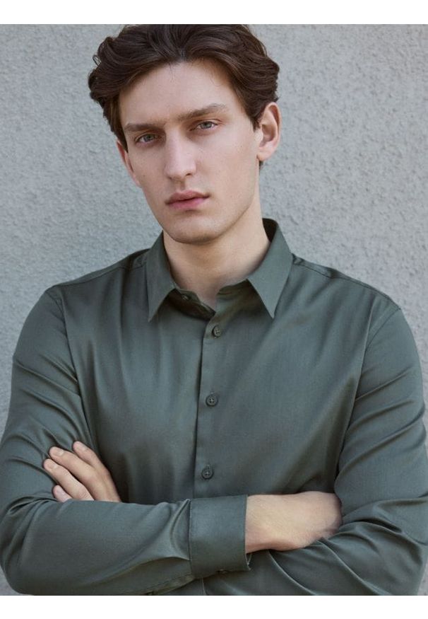 Reserved - Gładka koszula slim fit - zielony. Kolor: zielony. Materiał: tkanina, bawełna. Wzór: gładki