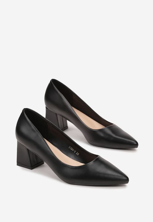 Renee - Czarne Czółenka na Słupku z Noskiem w Szpic Theka. Okazja: na co dzień. Kolor: czarny. Materiał: jeans. Obcas: na słupku. Styl: elegancki, casual. Wysokość obcasa: średni