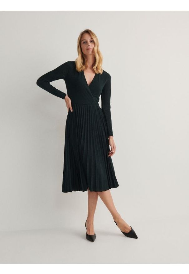 Reserved - Sukienka midi z plisowaniem - ciemny turkus. Materiał: dzianina, wiskoza. Wzór: gładki. Styl: klasyczny. Długość: midi