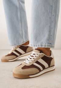 Renee - Brązowe Sneakersy Ozdobione z Boku Paskami Ariene. Okazja: na co dzień. Zapięcie: pasek. Kolor: brązowy. Materiał: jeans, materiał. Wzór: aplikacja. Sezon: wiosna #4