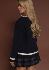 Renee - Granatowy Sweter w Stylu Preppy z Dodatkiem Kaszmiru i Warkoczowym Splotem Belmire. Okazja: na co dzień. Typ kołnierza: dekolt w serek. Kolor: niebieski. Materiał: kaszmir. Wzór: ze splotem. Styl: casual, klasyczny #7
