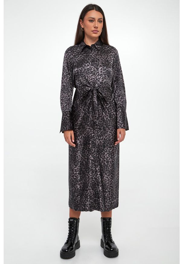 Sukienka szmizjerka w panterkę DKNY. Wzór: motyw zwierzęcy. Typ sukienki: szmizjerki