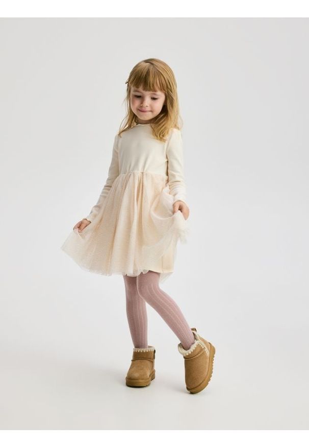 Reserved - Sukienka z tiulem - kremowy. Kolor: kremowy. Materiał: tiul