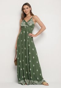 Born2be - Zielona Bawełniana Sukienka Rozkloszowana z Kopertowym Dekoltem i Wiązaniem Revevra. Okazja: na co dzień, na randkę. Typ kołnierza: dekolt kopertowy. Kolor: zielony. Materiał: bawełna. Długość rękawa: na ramiączkach. Typ sukienki: kopertowe. Styl: casual #1