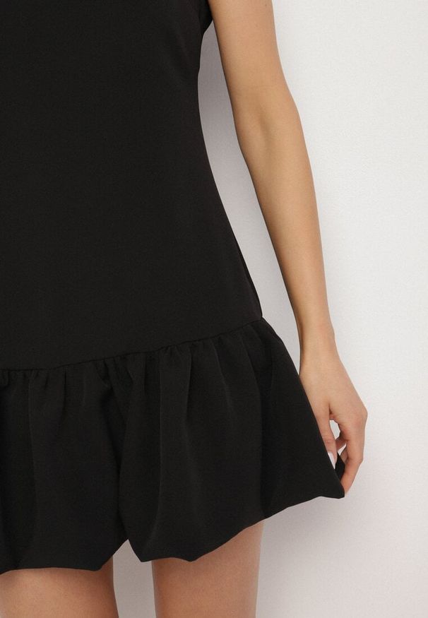 Born2be - Czarny Taliowany Kombinezon z Falbanką Novenira. Kolor: czarny. Styl: elegancki, klasyczny
