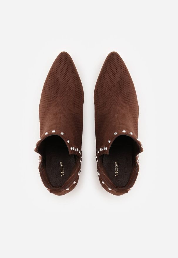 Renee - Brązowe Botki Vices na Słupku z Ażurową Cholewką Nitami i Wycięciem Borfedi. Okazja: na co dzień, na spotkanie biznesowe, do pracy. Nosek buta: szpiczasty. Kolor: brązowy. Szerokość cholewki: normalna. Wzór: ażurowy. Materiał: jeans. Sezon: zima, jesień. Obcas: na słupku. Styl: casual, biznesowy, elegancki