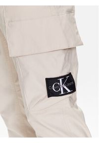 Calvin Klein Jeans Spodnie materiałowe J30J322922 Beżowy Skinny Fit. Kolor: beżowy. Materiał: bawełna, syntetyk #4