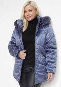 Born2be - Granatowa Kurtka Lekko Pikowana z Odpinanym Kapturem i Futerkiem Fioritta. Kolekcja: plus size. Kolor: niebieski. Materiał: futro. Sezon: zima #5