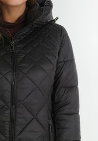 Born2be - Czarna Kurtka za Kolano Pikowana Viphee. Kolor: czarny. Materiał: materiał. Sezon: zima, jesień #6